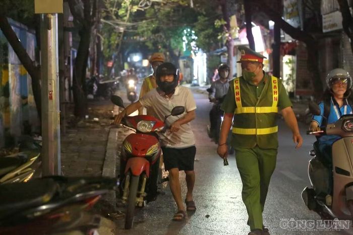 Tại chốt kiểm tra trên đường Nguyễn Đổng Chi, nhiều trường hợp khác cũng bị phát hiện vi phạm nồng độ cồn. Khi làm việc với lực lượng chức năng, không ít người phân trần rằng bản thân chỉ uống một chén hoặc uống rất ít nên cho rằng vẫn có thể điều khiển phương tiện.