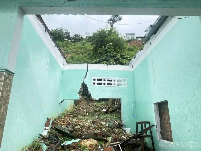 Nhiều căn nhà tốc mái, sập tường sau cơn bão lịch sử