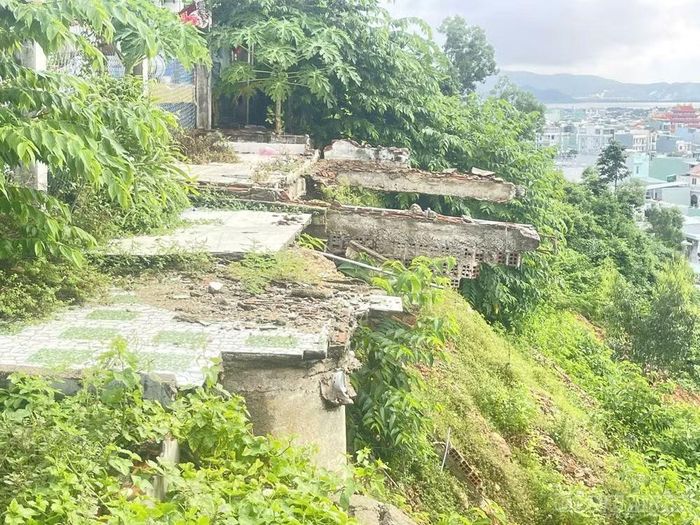 Nhiều căn nhà trơ lại phần móng