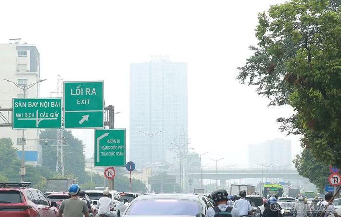 Ghi nhận của PV vào sáng nay, bầu trời Hà Nội mù mịt, các nhà cao tầng bị che lấp trong làn bụi mỏng.