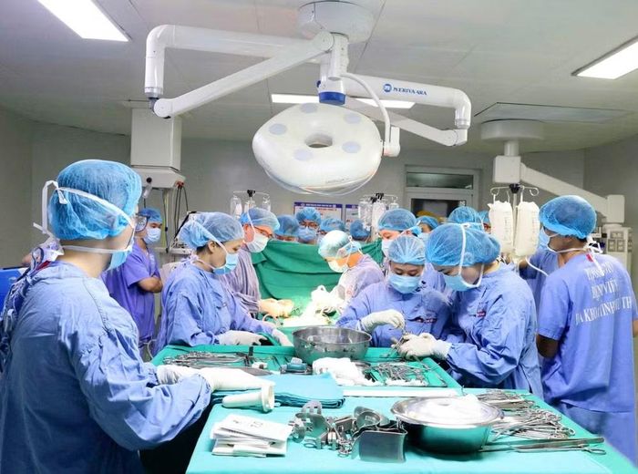 Ekip thực hiện ghép tạng tại Bệnh viện Đa khoa tỉnh Phú Thọ. Ảnh: Bệnh viện cung cấp