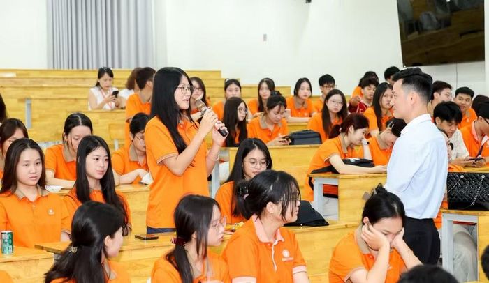 Về chế độ làm việc, thông tư quy định nhân sự hỗ trợ giáo dục đại học làm việc 40 giờ mỗi tuần. Ảnh: DNU
