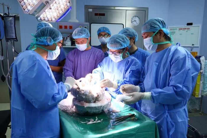 Từ thực tiễn đó, ông Hùng đề nghị cần nghiên cứu mở rộng nguồn hiến từ người chết não và chết tuần hoàn, tránh những giới hạn không cần thiết khiến cơ hội cứu sống người bệnh bị bỏ lỡ. Ảnh: BV108