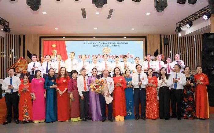 BCH Hội Cựu giáo chức tỉnh Hà Tĩnh khóa V, nhiệm kỳ 2026 - 2031 ra mắt nhận nhiệm vụ. Ảnh PC