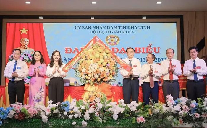 Đại diện Ban Tuyên giáo Tỉnh ủy, Ủy ban MTTQ tỉnh tặng hoa chúc mừng đại hội. Ảnh PC