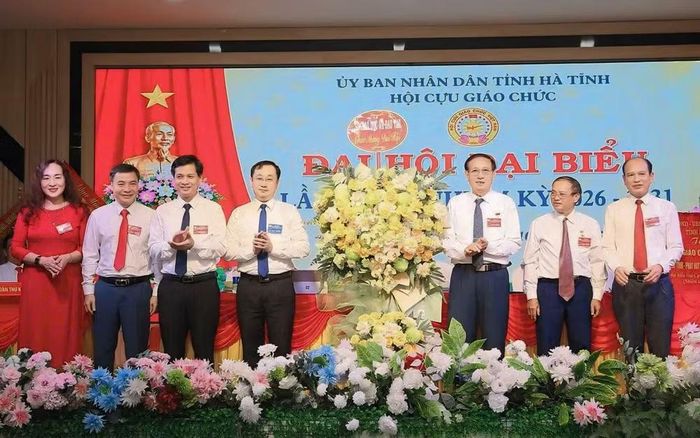Đại diện Sở Giáo dục và Đào tạo tặng hoa chúc mừng đại hội. Ảnh PC