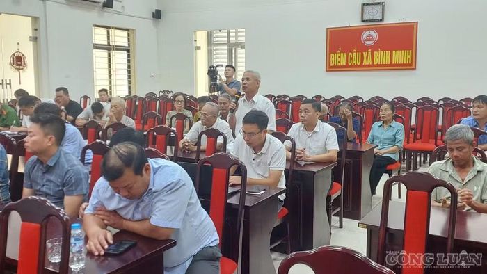 Ông Nguyễn Huy Ký, người dân xóm Thạch Bích 2, phát biểu ý kiến, trình bày nguyện vọng tại hội nghị. Ảnh: Đào Vinh