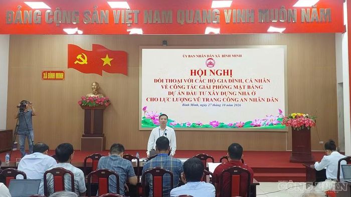 Ông Vũ Mạnh Tuấn, Phó Chủ tịch Ủy ban nhân dân xã, giải đáp một số thắc mắc của các hộ dân. Ảnh: Đào Vinh