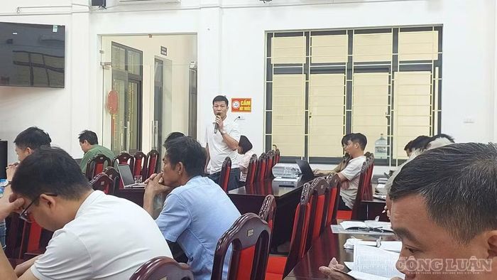 Đại diện Phòng Hạ tầng - Nông nghiệp và Môi trường trả lời ý kiến của các hộ dân tại hội nghị. Ảnh: Đào Vinh