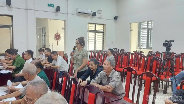 Đại diện hộ gia đình nhà ông Nhật ở xóm Thạch Bích 2 phát biểu ý kiến tại hội nghị. Ảnh: Đào Vinh