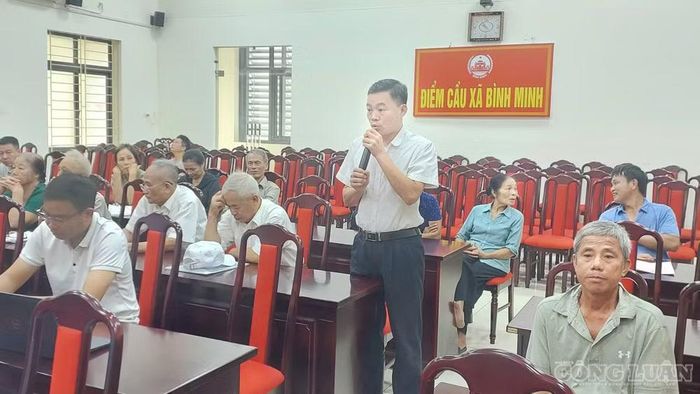 Ông Nguyễn Xuân Thọ , hộ dân xóm Thạch Bích 2, phát biểu ý kiến, trình bày nguyện vọng tại hội nghị. Ảnh: Đào Vinh
