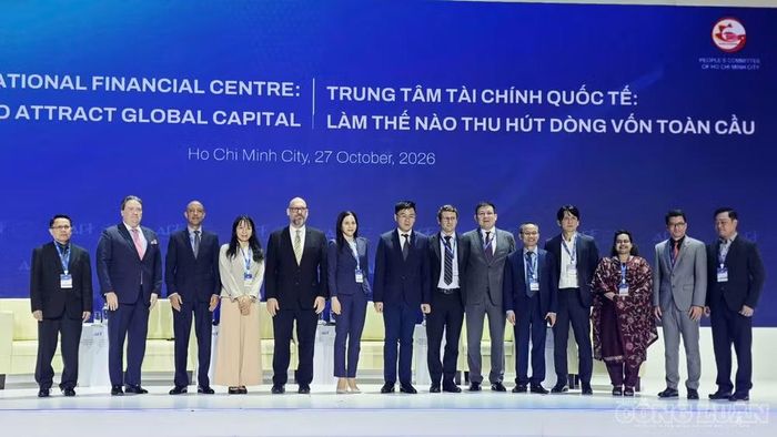 Các đại biểu tham gia chuyên đề “Trung tâm tài chính quốc tế: Làm thế nào thu hút dòng vốn toàn cầu” trong khuôn khổ Diễn đàn Kinh tế mùa thu 2026, ngày 27/10. Ảnh: Chính Kỳ.