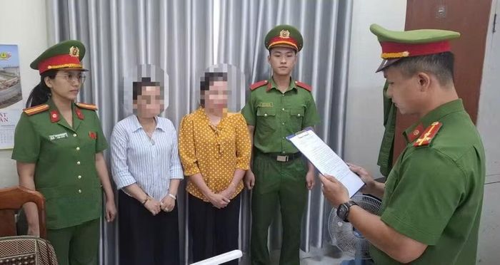 Cơ quan CSĐT Công an TP Đà Nẵng tống đạt các quyết định đối với Ngô Thị Vân và Ngô Thị Hồng Vân.. Ảnh: CACC