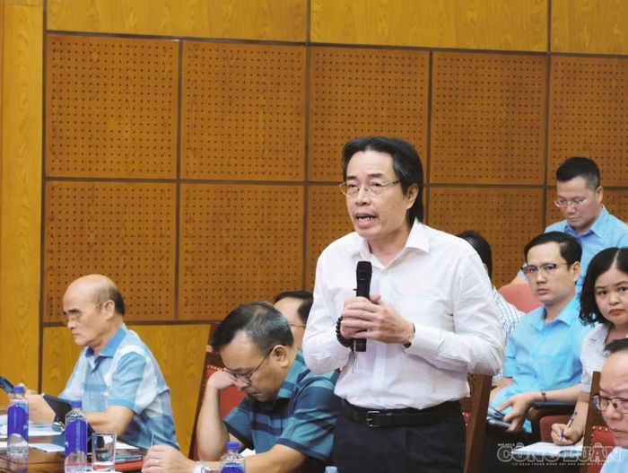 Theo ông, ngay cả khi trẻ cùng cha mẹ hoặc người giám hộ đồng ý, quyết định cuối cùng vẫn phải đáp ứng các điều kiện chuyên môn và cơ chế bảo vệ nghiêm ngặt. Mục tiêu là tránh nguy cơ ảnh hưởng đến sức khỏe, sự phát triển lâu dài và quyền lợi của trẻ.