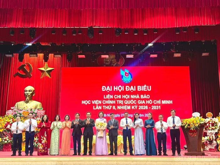 Lãnh đạo Hội Nhà báo Việt Nam, Tạp chí Cộng sản và Học viện Chính trị quốc gia Hồ Chí Minh tặng hoa chúc mừng Ban Chấp hành Liên Chi hội Nhà báo Học viện nhiệm kỳ 2026-2031. Ảnh: Diệu Linh