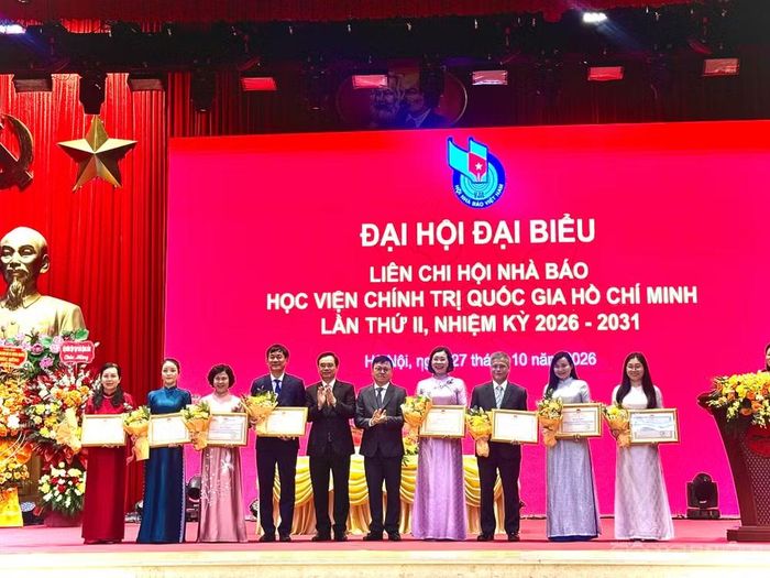  Các cá nhân có thành tích xuất sắc trong hoạt động Liên Chi hội Nhà báo Học viện Chính trị quốc gia Hồ Chí Minh nhiệm kỳ 2021–2026 nhận bằng khen của Giám đốc Học viện tại đại hội, ngày 27/10. ﻿Ảnh: Diệu Linh 