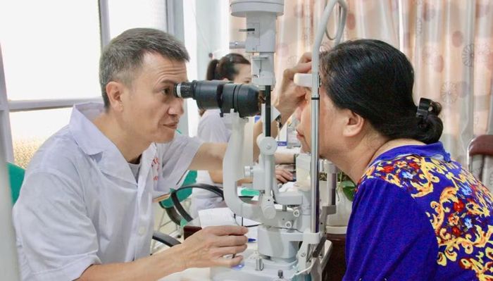 Cán bộ Trung tâm Y tế khu vực Cao Lộc khám mắt cho người cao tuổi. Ảnh: Báo Lạng Sơn.