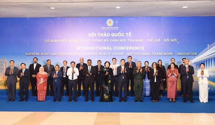Các đại biểu chụp ảnh lưu niệm.
