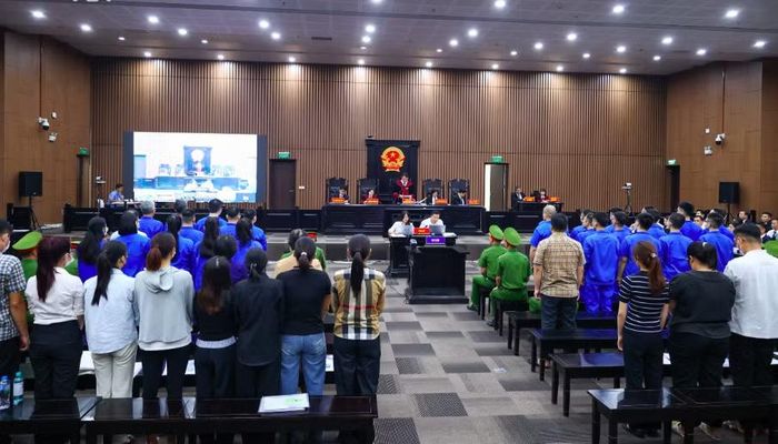 Tòa cảnh khai mạc phiên tòa tại hội trường chính.