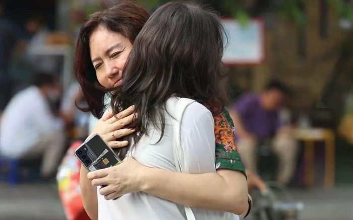 Khi xảy ra vấn đề cha mẹ luôn cần bình tĩnh, đồng hành cùng trẻ giải quyết vấn đề, tránh kiểm soát hoặc trách móc.