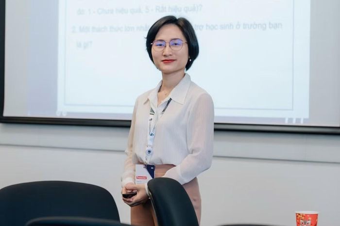 Chuyên gia tâm lý Tô Thị Hoan cho biết nhiều học sinh bị bắt nạt, dụ dỗ, đe dọa trên mạng thường không dám chủ động chia sẻ với cha mẹ, thầy cô.
