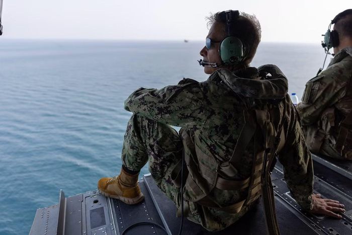 Đô đốc Brad Cooper thăm eo biển Hormuz. (Ảnh: CENTCOM)