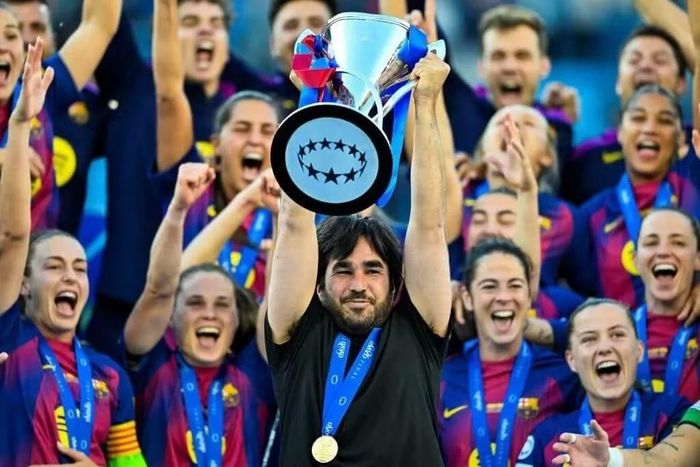 HLV Pere Romeu cùng đội nữ Barcelona đang thống trị bóng đá châu Âu