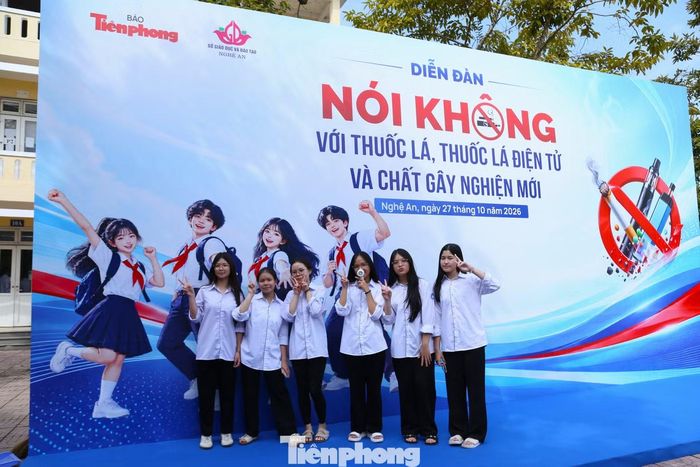 Học sinh Trường THPT Lê Viết Thuật hào hứng trước thềm diễn đàn Nói không với thuốc lá, thuốc lá điện tử và chất gây nghiện mới được tổ chức vào chiều 27/10.