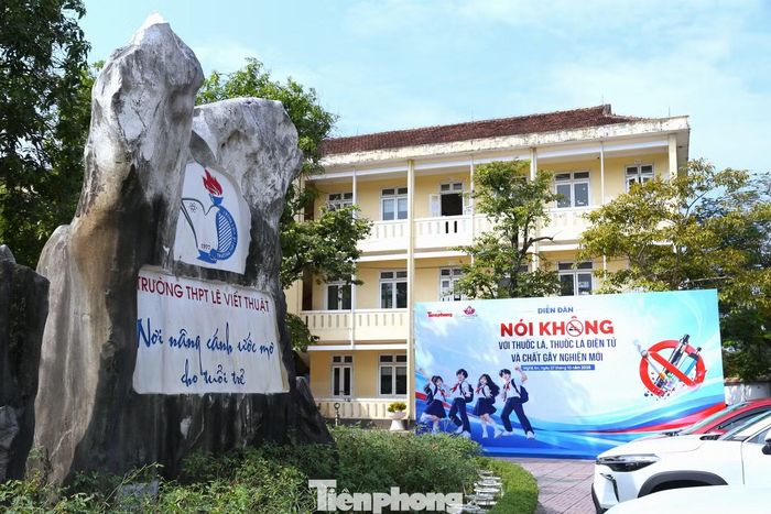 Diễn đàn Nói không với thuốc lá, thuốc lá điện tử và chất gây nghiện mới được tổ chức tại Trường THPT Lê Viết Thuật vào 14h30 chiều 27/10.