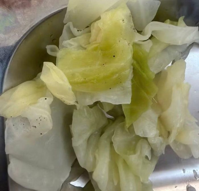  Phụ huynh ở Hà Nội chụp món rau dính bẩn trong suất ăn học sinh. 