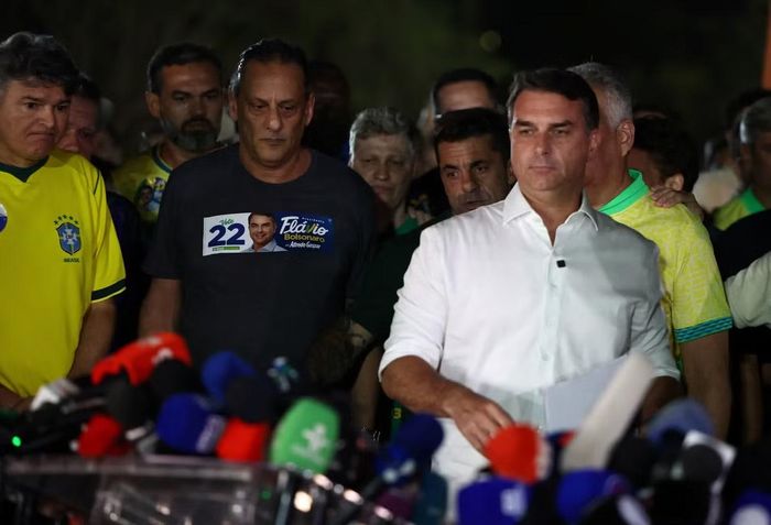 Ông Flavio Bolsonaro (áo trắng) phát biểu sau khi kết thúc cuộc bầu cử. (Ảnh: Reuters)