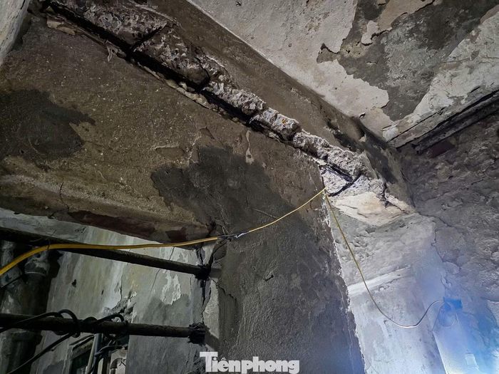 Nhiều hạng mục hư hỏng, trần nhà nứt toác khiến người sống trong khu tập thể không khỏi bất an.