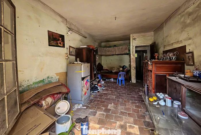 Không gian sống tồi tàn của cư dân chung cư cũ 5 tầng số 4.