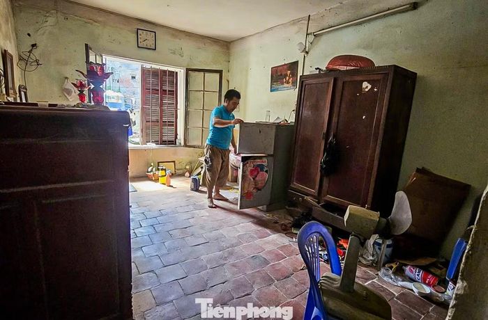 Cùng chung nỗi lo, ông Huỳnh Tuấn Đạt (SN 1985), cư dân sống tại tầng 2, khu chung cư 5 tầng số 4, cho biết căn hộ ông đang ở cũng xuống cấp nghiêm trọng. Do điều kiện kinh tế khó khăn, ông không có khả năng chuyển đến nơi ở khác nên đành tiếp tục sinh sống trong căn hộ cũ dù không khỏi lo lắng về mức độ an toàn của công trình.