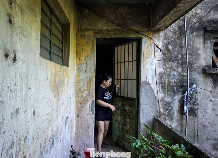 Bà Trần Thị Thu Hà (SN 1981), cư dân sinh sống tại khu chung cư 5 tầng số 4, chia sẻ: “Gia đình tôi sống ở khu nhà này gần 40 năm. Khoảng hơn 10 năm trở lại đây, công trình xuống cấp ngày càng nghiêm trọng, nhiều vị trí tường bong tróc, nứt vỡ. Có hôm tôi đang nấu cơm mà mảng vữa rơi xuống sàn. Sống trong nhà mà lúc nào cũng nơm nớp lo sợ, nhất là mỗi khi mưa bão”.