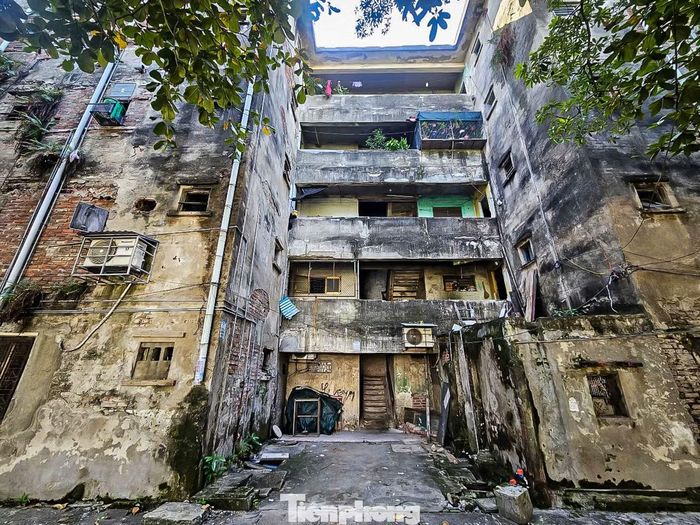 Sau gần 5 thập kỷ xây dựng, hai tòa nhà đã xuống cấp nghiêm trọng.