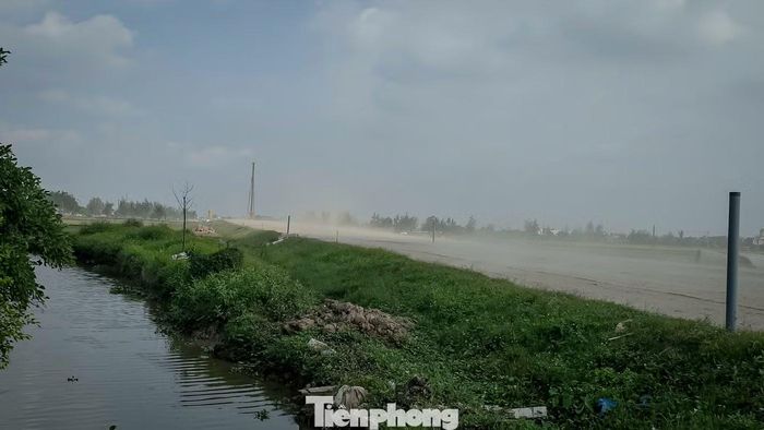 Quá trình thi công tuyến cao tốc phát sinh bụi mù mịt kéo dài