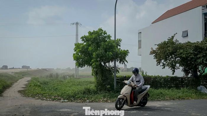 Thời tiết hanh khô, nhiều gió khiến bụi phát tán rộng.