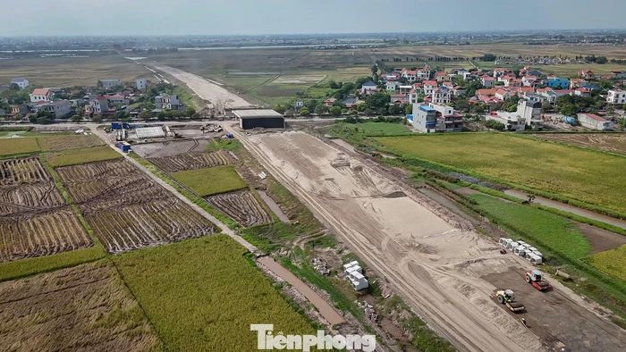 Đơn vị thi công đang triển khai các hạng mục nền đường