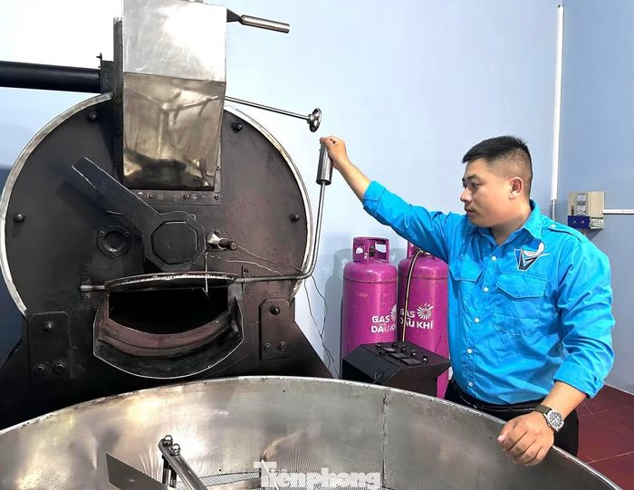 Anh Toàn kiểm tra máy móc trước khi rang cà phê.