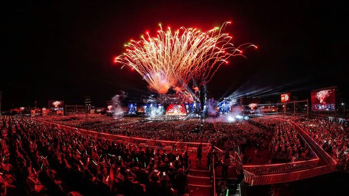 Hàng chục nghìn khán giả đến tham dự ngày thứ hai concert Anh trai vượt ngàn chông gai. Ảnh: BTC.