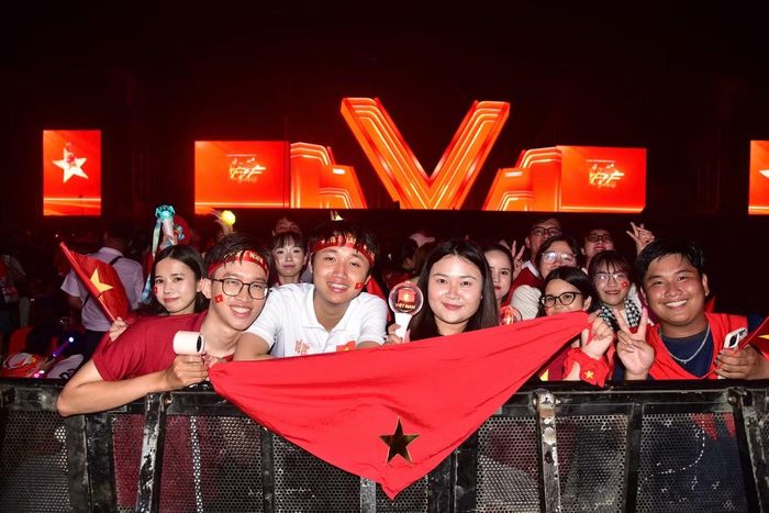Đông đảo khán giả tham dự concert “Tổ quốc trong tim”, chương trình nghệ thuật khơi dậy tình yêu nước và niềm tự hào dân tộc.