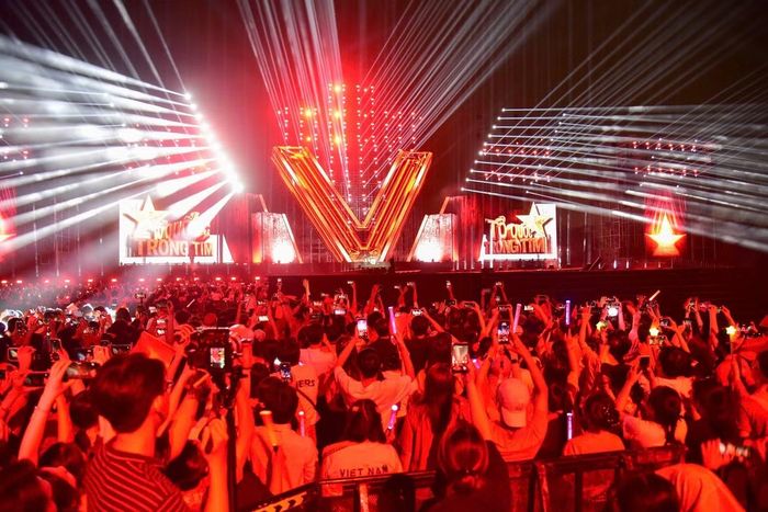Đông đảo khán giả hòa mình vào không khí sôi động tại concert.