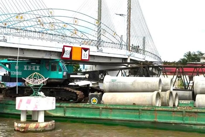  Trước đó, đầu giờ chiều 26/10, sà lan﻿ chở cần cẩu, vật tư công trình lưu thông qua gầm cầu chữ S, phần cần cẩu cao vượt tĩnh không của cầu nên đã mắc và kéo lệch nhịp giữa của cầu. Dầm giữa cầu chữ S bị kéo lệch khỏi trụ khoảng 30-40 cm. 