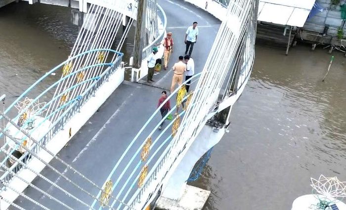 Nhịp chính cầu chữ S bị sà lan đâm lệch khỏi trụ gần nửa mét.