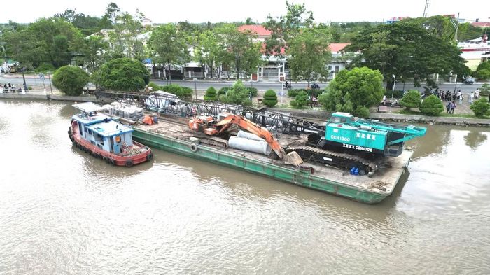 Hiện chiếc sà lan đã được kéo khỏi gầm cầu và neo gần đó để phục vụ điều tra. Chính quyền địa phương đã làm việc bước đầu với ông T.V.S. thuyền trưởng để xác minh sự cố, và mời chủ sà lan đến làm việc để bàn hướng xử lý vụ việc.