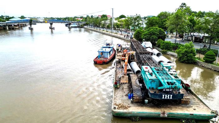 Ngay sau sự cố xảy ra, chính quyền địa phương đã có mặt phong tỏa hiện trường, cấm cầu. Tiếp đó, chiếc sà lan được bơm thêm nước để kéo khỏi gầm cầu. Hiện chiếc sà lan đã được kéo khỏi cầu và được neo đậu gần đó để phục vụ điều tra.