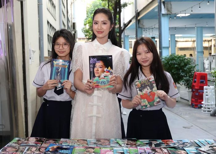 Hoa hậu Việt Nam 2024 Hà Trúc Linh giao lưu với học sinh Trường THCS - THPT Hồng Hà. Ảnh: Ngô Tùng