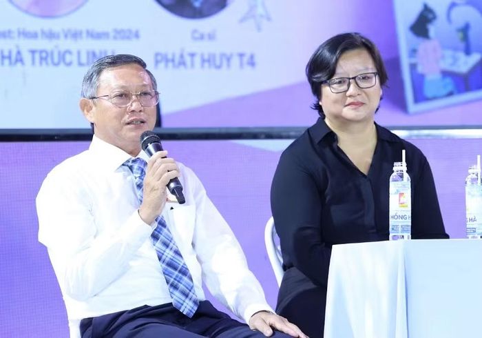 Thầy Trịnh Vĩnh Thanh, Phó Hiệu trưởng thường trực Trường THCS - THPT Hồng Hà chia sẻ tại tọa đàm. Ảnh: Ngô Tùng