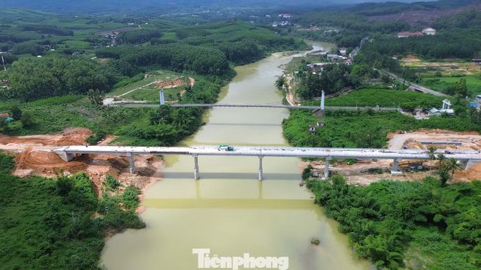 Cầu mới cơ bản nối liền hai bờ sông Hữu Trạch, thay thế cầu treo Bình Thành xuống cấp sau khoảng 25 năm khai thác.
